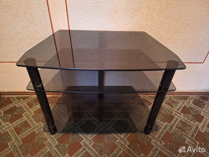 Стеклянный стол