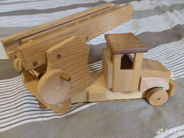 Деревянная игрушка пожарная машина
