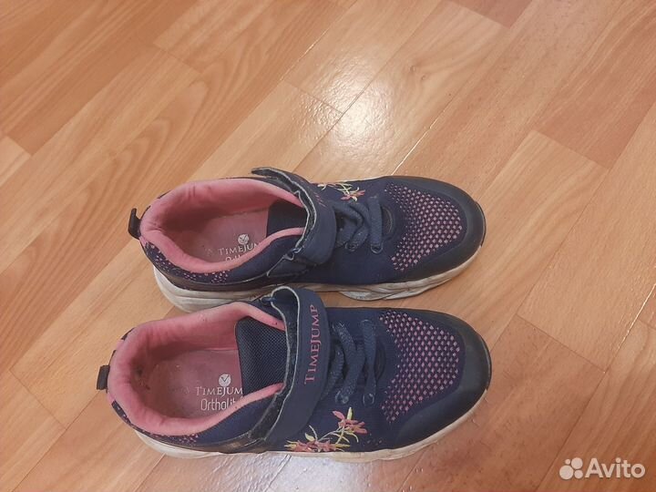 Продам кроссовки для девочки 33 размера