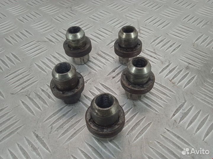 Болт Land Rover Discovery 3 2006 LR173842