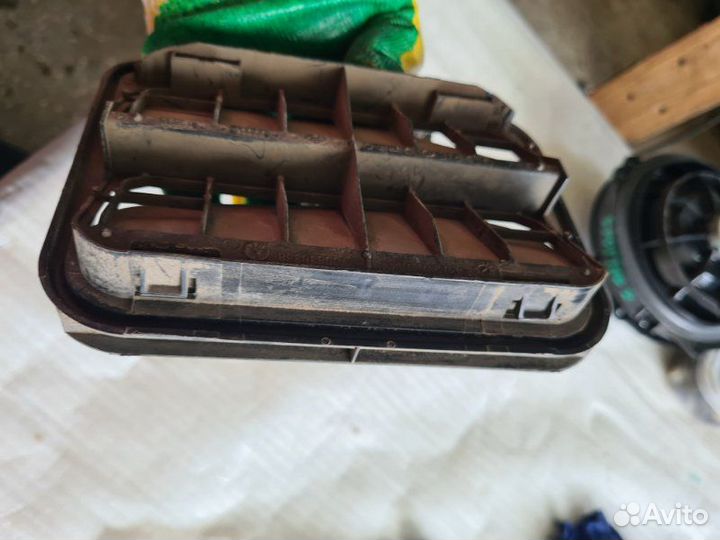 Решетка вентиляционная Renault Sandero 2011