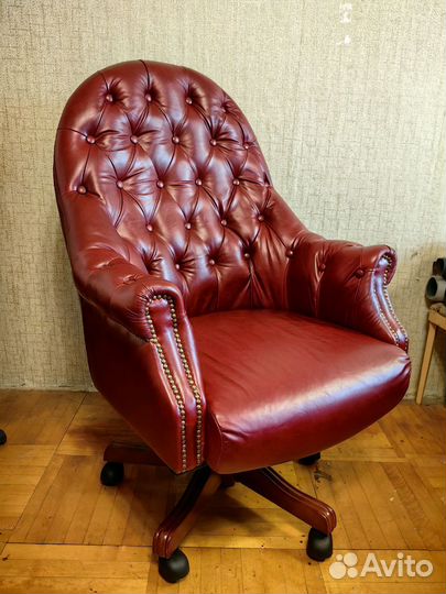 Кожаное кресло руководителя
