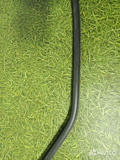 Уплотнительная резинка боковой двери задняя правая