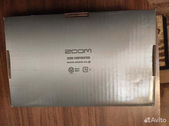 Коробка с документами и CD от рекордера Zoom H4