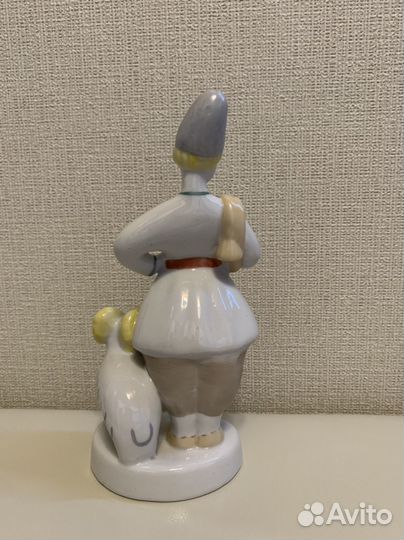 Фарфоровая статуэтка 