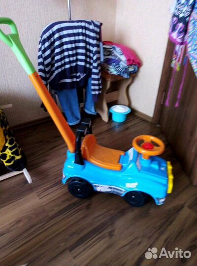 Машинка с родительской ручкой