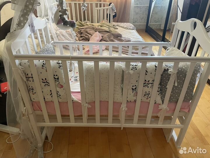 Детская кроватка с маятником и матрасом