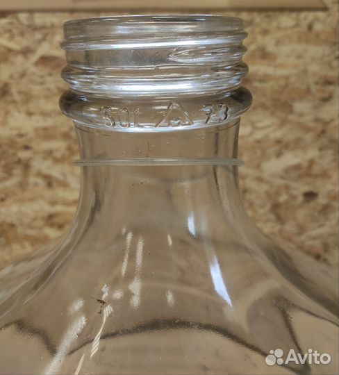 Стеклянная бутыль и дореволюционная банка