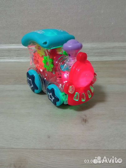 Прозрачный паравозик с шестерёнками