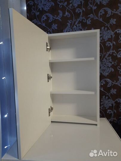 Шкафчик с зеркалом для ванной