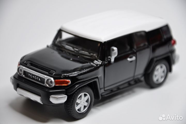 Модель автомобиля Toyota FJ Cruiser металл