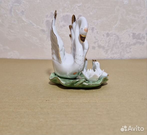 Статуэтка фарфоровая Лебеди семья