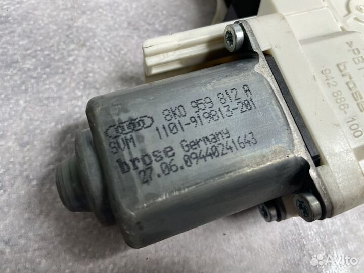 Моторчик стеклоподъемников задний левый Audi A4B8