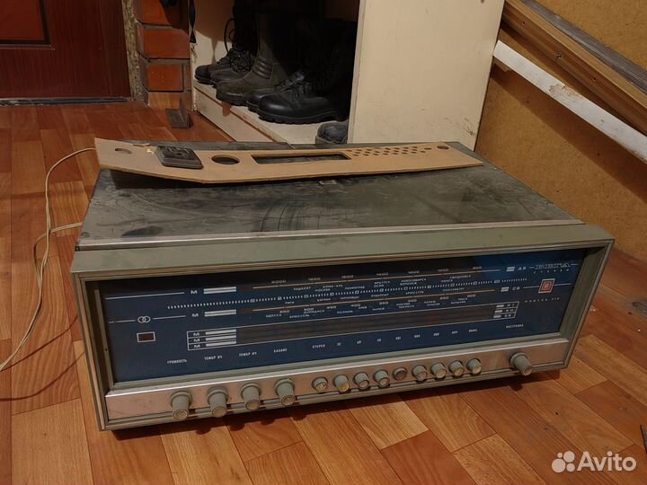 Проигрыватель виниловых пластинок и пластинки