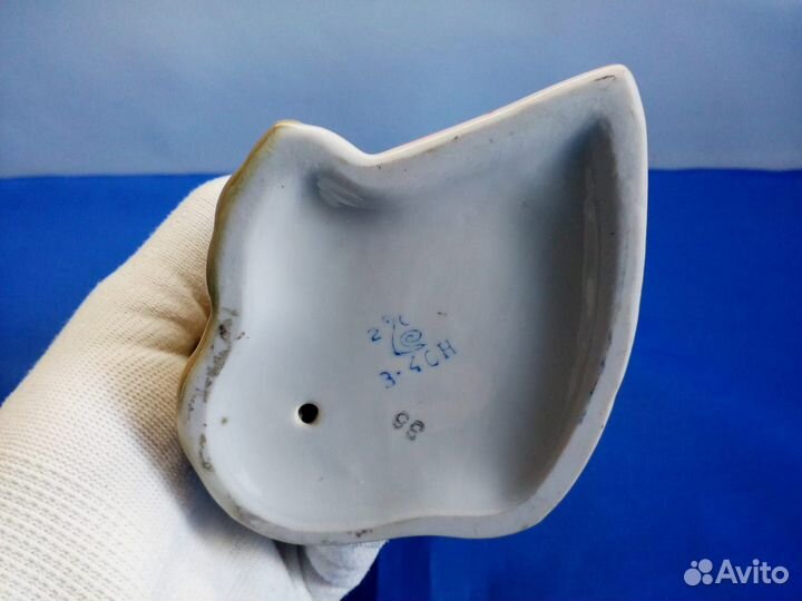 Фарфоровая статуэтка Хоккеист