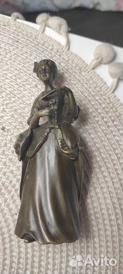 Статуэтка -колокольчик