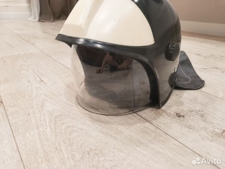 Шлем каска пожарного