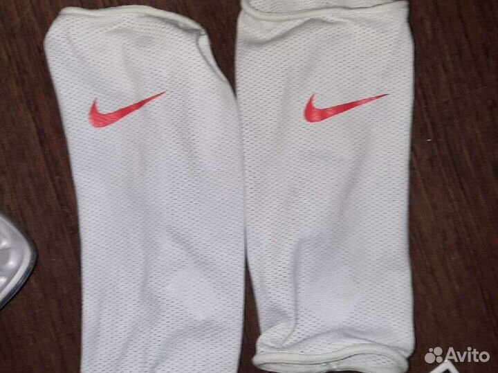 Футбольные щитки новые