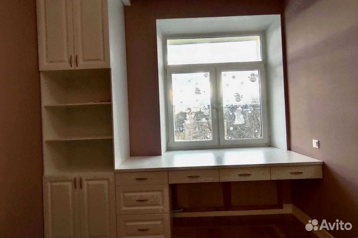 Рабочая зона в углу у окна