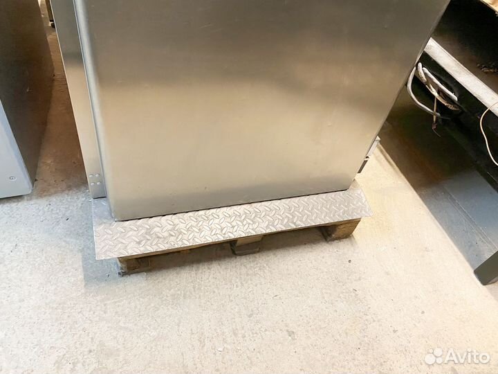 Холодильный шкаф