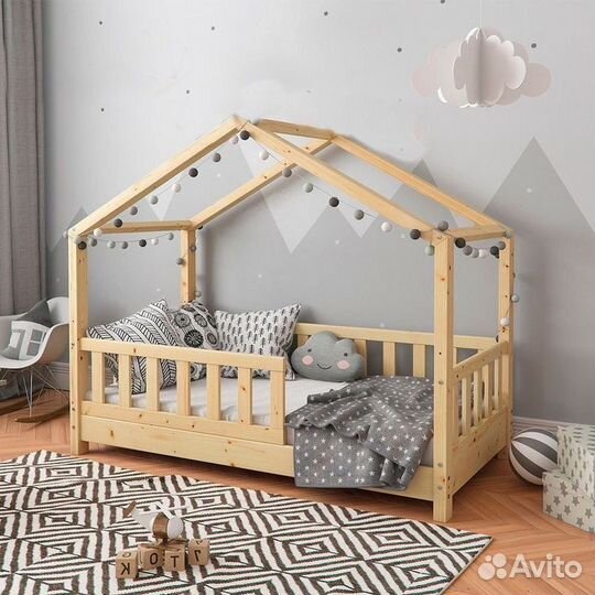 Детская кроватка домик из массива дерева