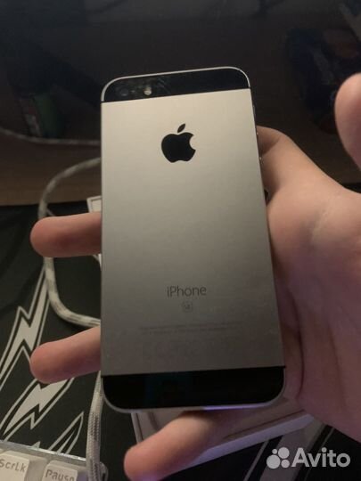Телефон iPhone SE
