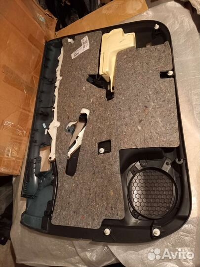 Обивка двери передней левой toyota avensis 03-08