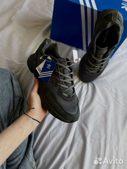 Кроссовки adidas ozweego серые