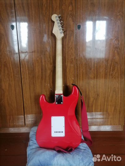 Электрогитара с комбиком и другими аксессуарами