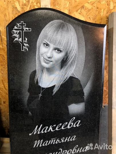 Портреты и художественные работы на памятнике