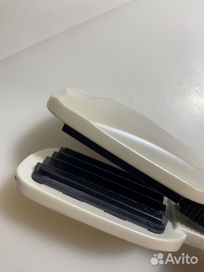 Стайлер для волос: плойка и утюжок Polaris