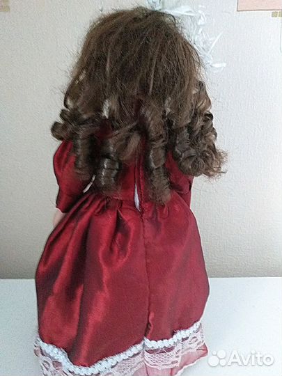 Фарфоровая кукла