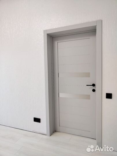 Светло-серые межкомнатные двери экошпон