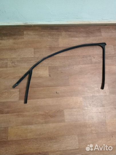 Уплотнитель стекла двери передний правый