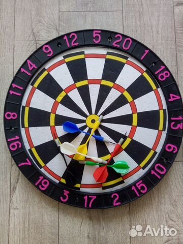 Мишень и дротики для игры в дартс