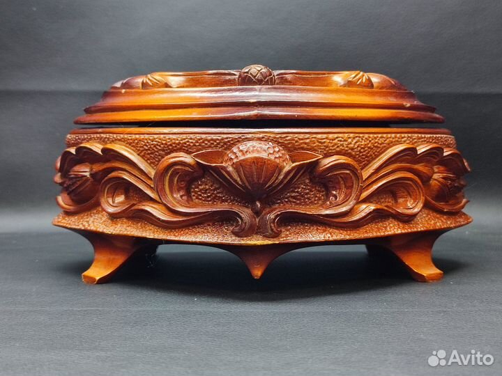 Шкатулка деревянная резная
