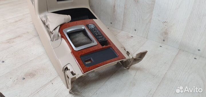 Подлокотник Toyota Land Cruiser 200