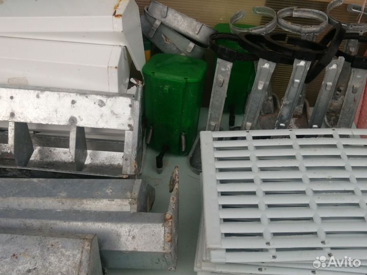 Продаются б/у поилки и кормушки для кроликов