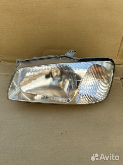Фара передняя левая Hyundai Accent