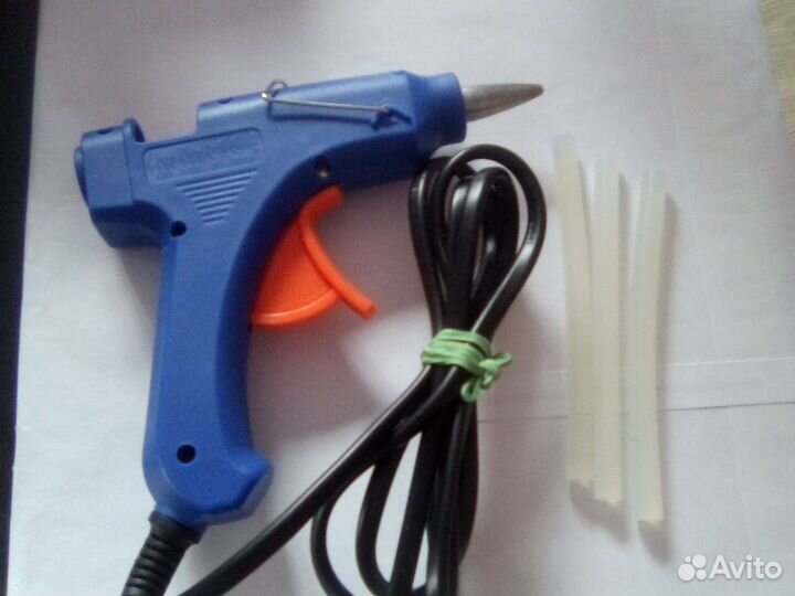 Термоклеевой пистолет с 5 клеевыми карандашами