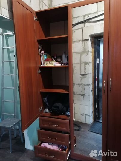 Шкаф трехстворчатый с зеркалом