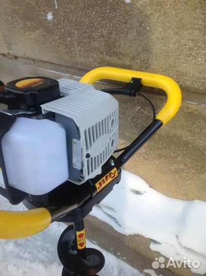 Бурение лунок мотобуром