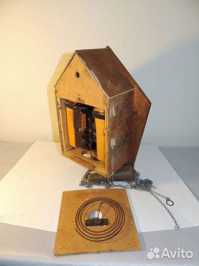 Старинные настенные часы с кукушкой