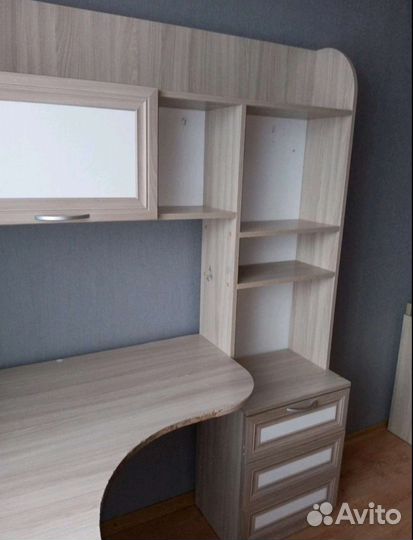 Компьютерный стол со стеллажом