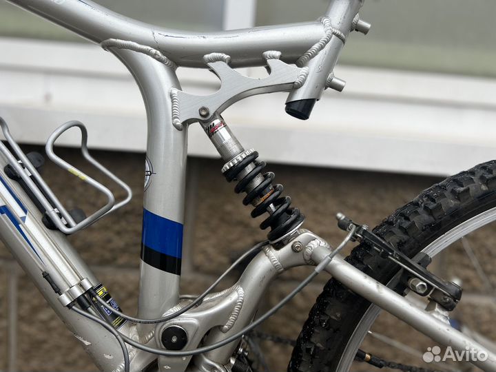 Горный велосипед gt двухподвес