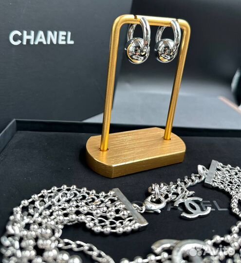 Чокер, серьги Chanel