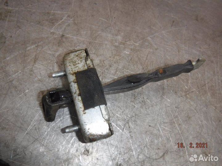 Ограничитель двери задний левый Toyota Camry 50