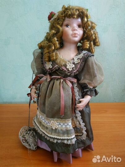 Кукла фарфоровая