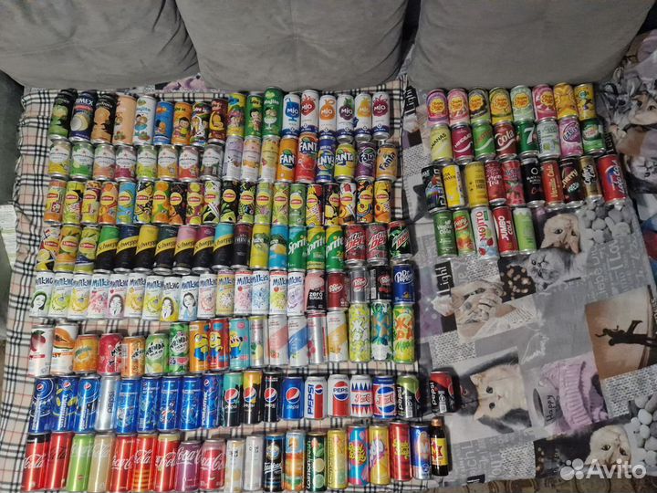 Коллекция банок от энергетиков и других напитков