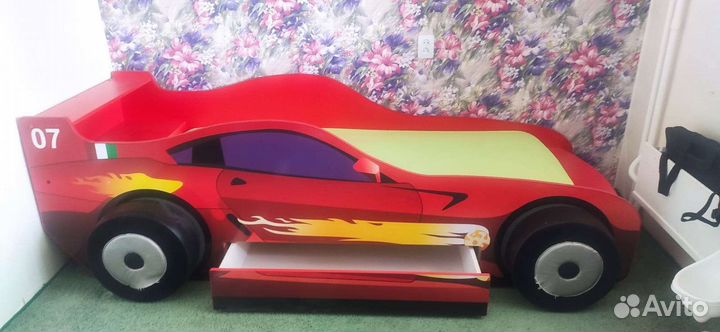 Детская кровать машина